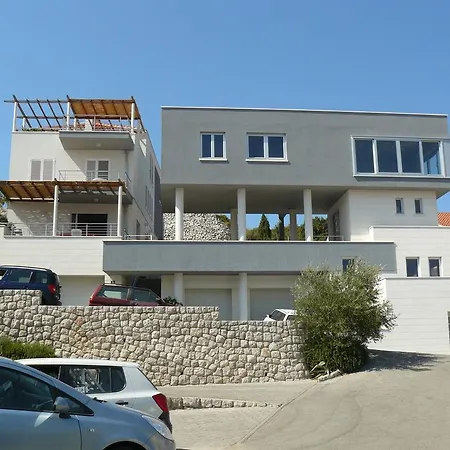 Annamaria Apartman *